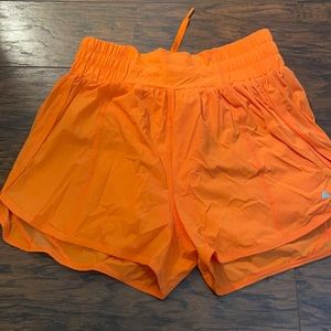 Balance athletica breeze shorts, Mango!!!